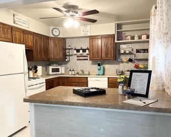 Charming three bedroom home with spacious deck, near Elk Creek - Girard - Cocina