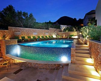 Boutique Hotel Bol - בול - בריכה