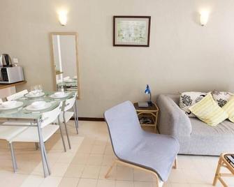 2br Near The Beach (Wifi & Cabletv) - Batu Ferringhi - Living room