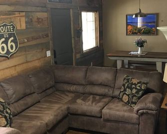 Fall Creek Cabins Very Cozy! 1 mile from Lake Norfork / Mountain Home Ar. - Mountain Home - Wohnzimmer