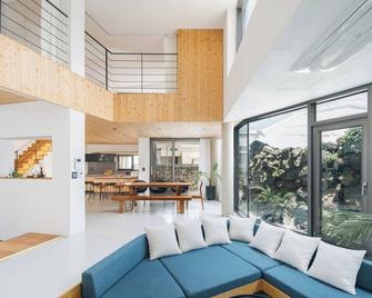 ilsanghosa - Architect's Luxury Beach House - 우도 - 거실