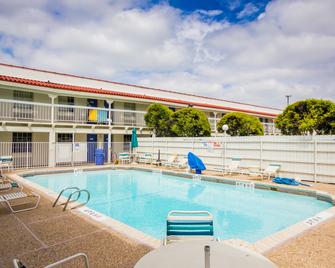 Motel 6 Austin - Midtown - Austin - Pool