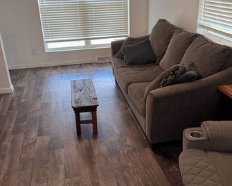 Cozy 2 Bedroom River Front House - Dixon - Sala de estar