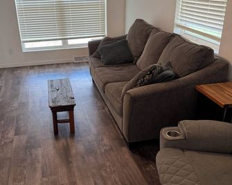 Cozy 2 Bedroom River Front House - Dixon - Sala de estar