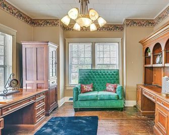 Historic Aberdeen Vacation Home w/ Yard! - Aberdeen - Sala de estar