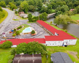 Lloyd's On The River Country Inn by OYO - Bryson City - Building