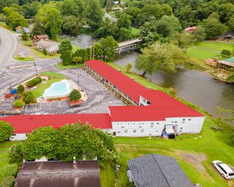 Lloyd's On The River Country Inn by OYO - Bryson City - Gebouw