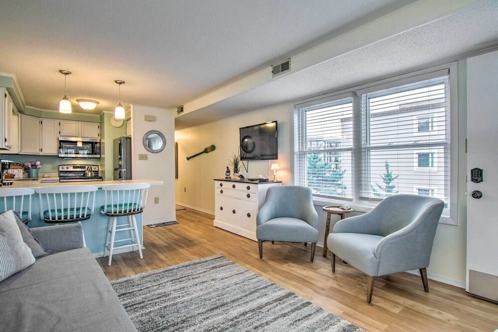 Walk to Maryland Beach: Coastal Condo w/ Balcony - Ocean City - Sala de estar