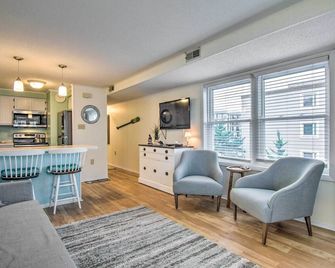 Walk to Maryland Beach: Coastal Condo w/ Balcony - Ocean City - Sala de estar