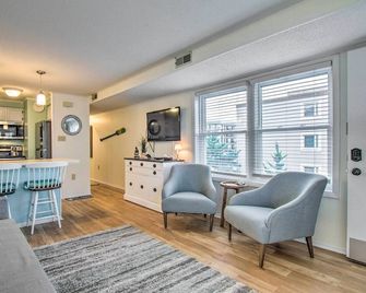 Walk to Maryland Beach: Coastal Condo w/ Balcony - Ocean City - Sala de estar