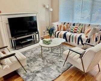 Nice and tranquil house 7 mins away from SFO - San Mateo - Living room
