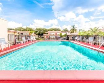 Econo Lodge Inn and Suites Florida City - Florida City - Pool