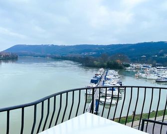 Logis Hôtel Le Bellevue - Les Roches-de-Condrieu - Balkon