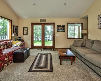 Lost Lakehouse Quiet Waterfront Beach Sugar Camp - Rhinelander - Living room