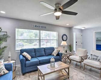 2 Mi to Beach Home with Screened Porch in Largo - Largo - Living room