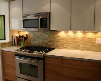 Oasis Resort Remodeled Condo Has 2 King Suites, Pools, Tennis, Pickleball & More - Palm Springs - Küche