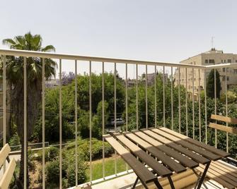 light and bright 2 bedroom Old Katamon. Balconies - Jerusalem - Balcony