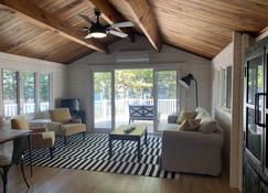 'Redcliff' - Waterfront Chalet style Cedar Log Cottage in Cavendish Resort Area - Stanley Bridge - Living room