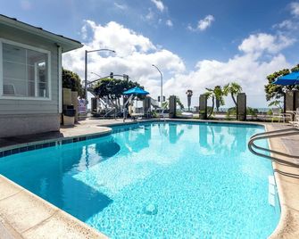 Prime Location! 4 Convenient Units w/ Kitchen, Outdoor Pool, Free Parking! - Dana Point - Басейн