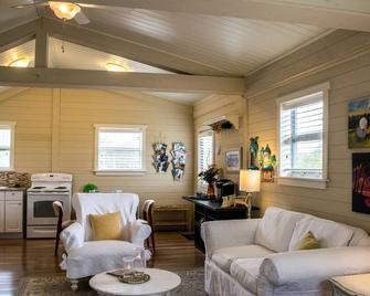 Perfect Old Florida Getaway At A Great Price: Not Your Average Touristy Condo - Myakka City - Sala de estar
