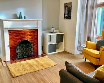 Lyndale House - Exclusive use, self catering, fpventures Stroud - Stroud - Living room