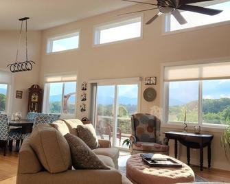 Welcome to Carol's Castle! Mountain views & horses within 15 min of DT Asheville - Leicester - Sala de estar