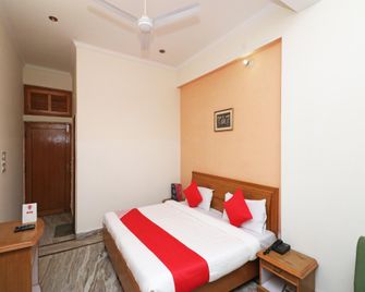 OYO 26893 Grand Sirmaur Chamba - Chamba - Bedroom