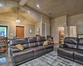 Modern Arcadia Farmhouse on 80 Acres w/ Fire Pit! - Arcadia - Sala de estar