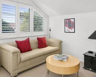 Triple Size Loft + Private Ensuite & Breakfast - Fairlight - Huiskamer