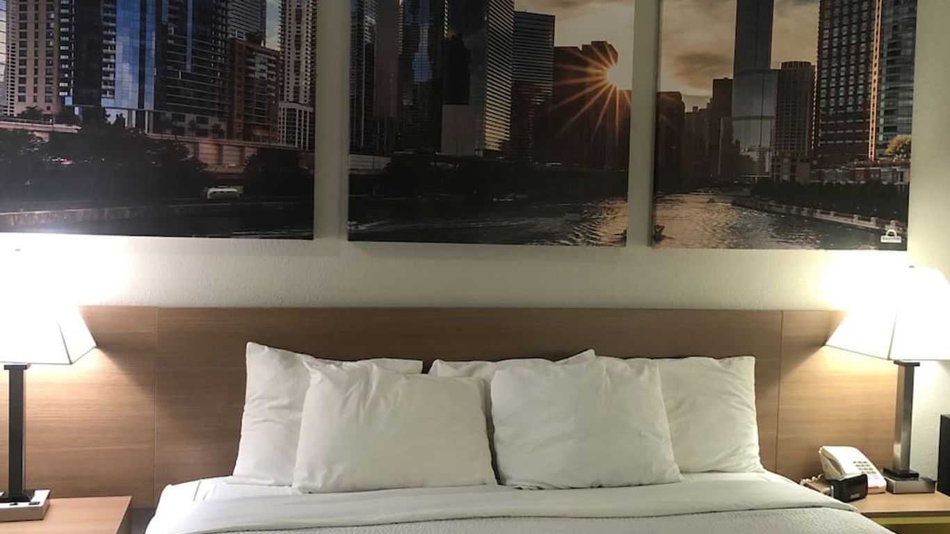 Days Inn & Suites by Wyndham Romeoville