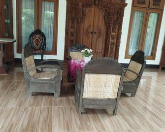 OYO 93618 Homestay Bonjeruk Near Restoran Pawon 21 Bonjeruk - Матарам - Лоббі
