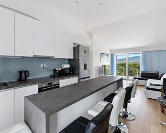 Beautiful home in Sibenik with WiFi - Lozovac - Cocina