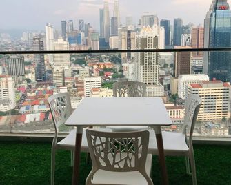 Kl Skyline Hostel & Rooftop Infinity Skypool - Κουάλα Λουμπούρ - Μπαλκόνι