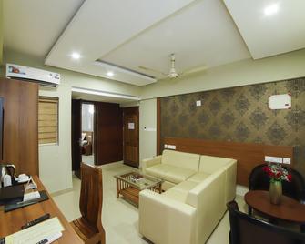 因陀羅波拉薩斯里帕西飯店 - Guruvayoor - 客廳