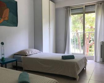 2 bedroom apartment, modern, spacious, quiet, 10 mins from the beach by car, Wifi - Antibes - Bedroom
