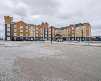 Quality Inn and Suites - Estevan - Gebäude