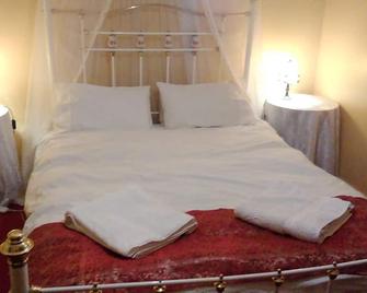 Woiworung Cottage-BYO bed linen and towels-NO WIFI- take a step back in time - Gisborne - Bedroom