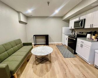 Aksarben Modern 1Bed ground level with parking - Omaha