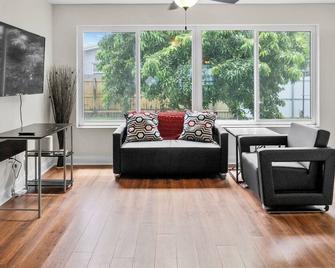 5 minutes to Sunlife stadium!!! Near beaches, completely remodeled. - Miramar - Living room