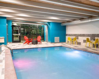 Roswell’s Urban Ease: 3 Spacious Units. Free Parking, Indoor Pool! - 羅斯維爾 - 游泳池