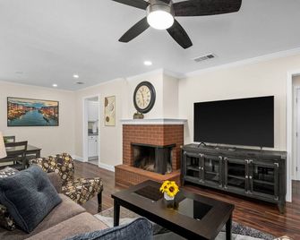 Clean 3B/1Bth EasyA to US99 + CA41 & to Nat'l Parks - Fresno - Living room