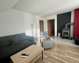 Schöne Ferienwohnung im Grünen - Hainichen - Sala de estar