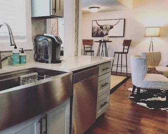 Cut Bank 2/bd Unit #5 by Glacier National Park - Cut Bank - Kitchen