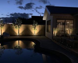 New York House, New Boutique Holiday Home - Martinborough - Pool