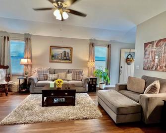Welcome to 172 Alpha! - Kyle - Living room
