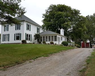 Comfortable Room Rental for a Vacation in Poweshiek County, Iowa - Montezuma - Building