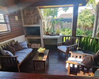 Albatross log home - 5 min to pristine surfing beaches - Jeffrey’s Bay - Living room