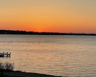 330 - Log Cabin Style One Bedroom Condo Suite w/2 Queens - Delavan - Outdoor view