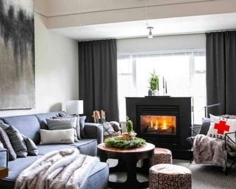 The Eden Whistler - Luxury 2 Bdrm Ski In / Ski Out - Whistler - Living room