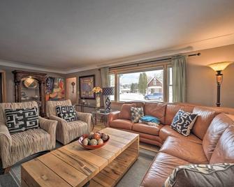 Pet-Friendly Retreat about 1 Mi to St Louis River! - Superior - Living room